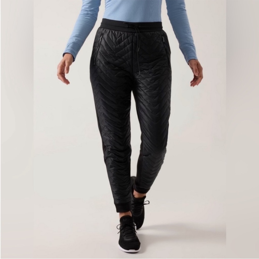 Athleta | Solstice Jogger pants in black with a quilted front/side pockets M